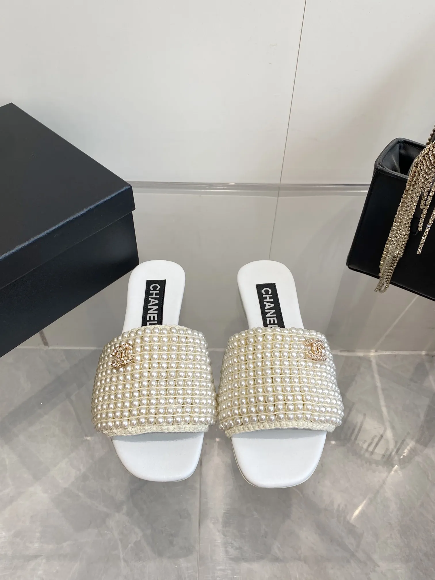 👟👟Ex-factory price 600👟👟 Chanel Xiaoxiang 2️⃣5️⃣ss spring and summer vacation pearl lazy slippers, simple and versatile, super beautiful on the feet, no matter how you look at it, they are super beautiful #仙女SLANDALS #women's sandals #Chanel #小香